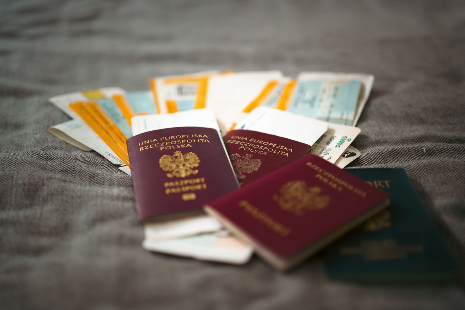 Pasaporte y documentos de viaje sobre una mesa, listos para rentar un auto en México